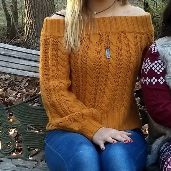 Off-shoulder sweater - Picture 4 of 4
